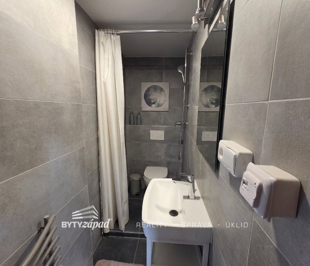 Gemini_Generated_Image_b2iompb2iompb2io