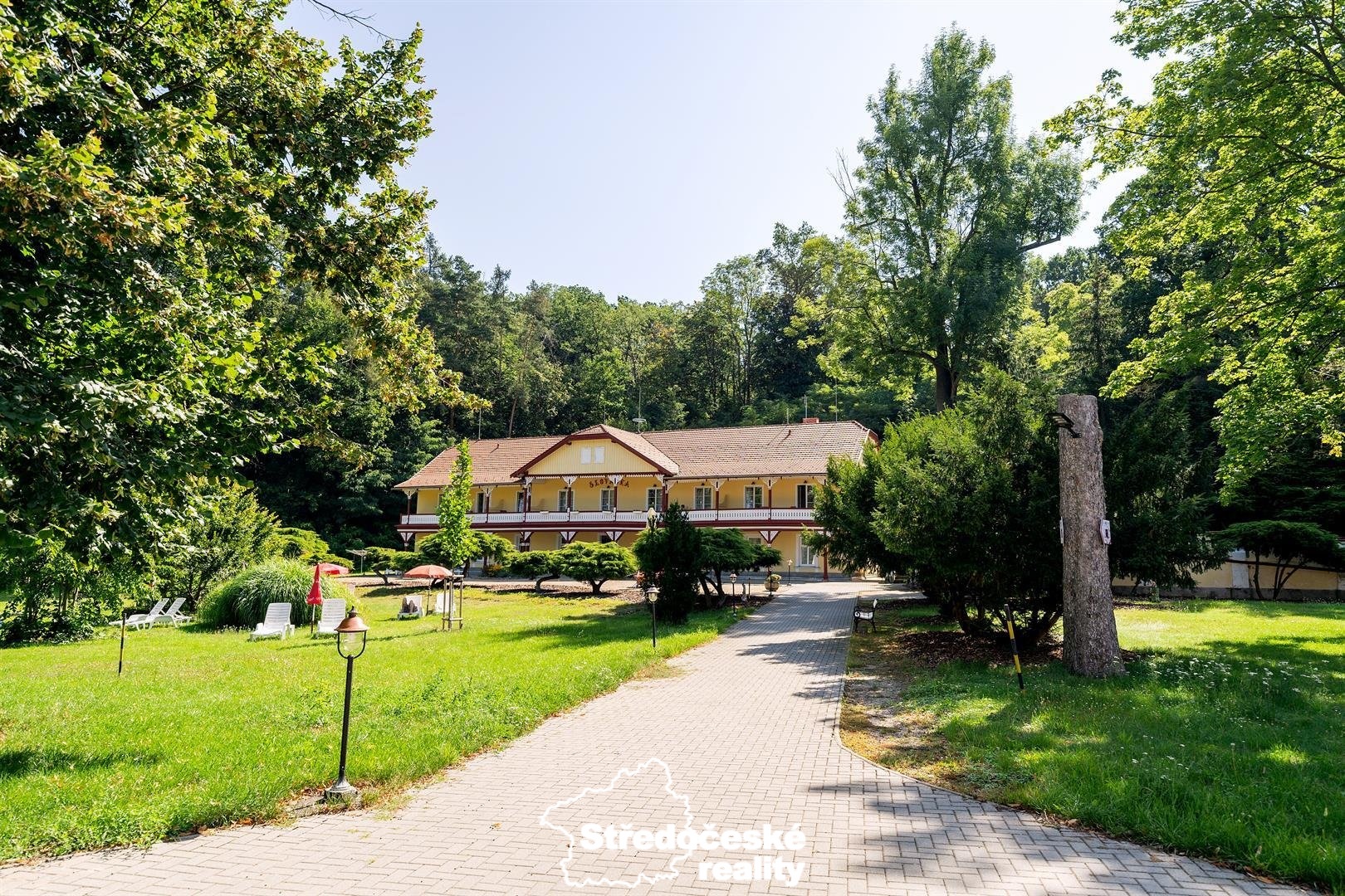 areál Lázně Mšené a.s. _park a budova Slovanka.jpg