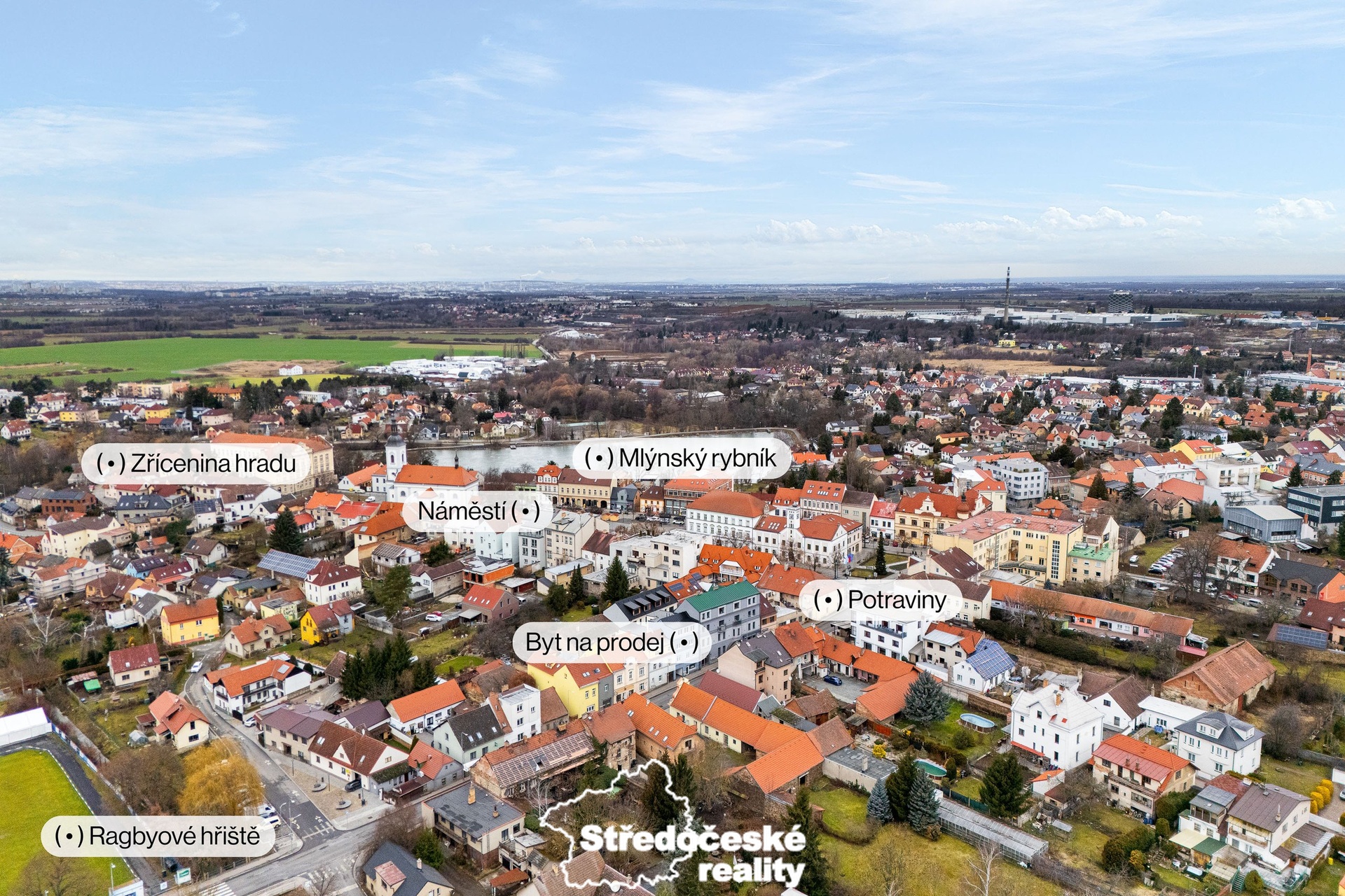 pohled na dům a okolí