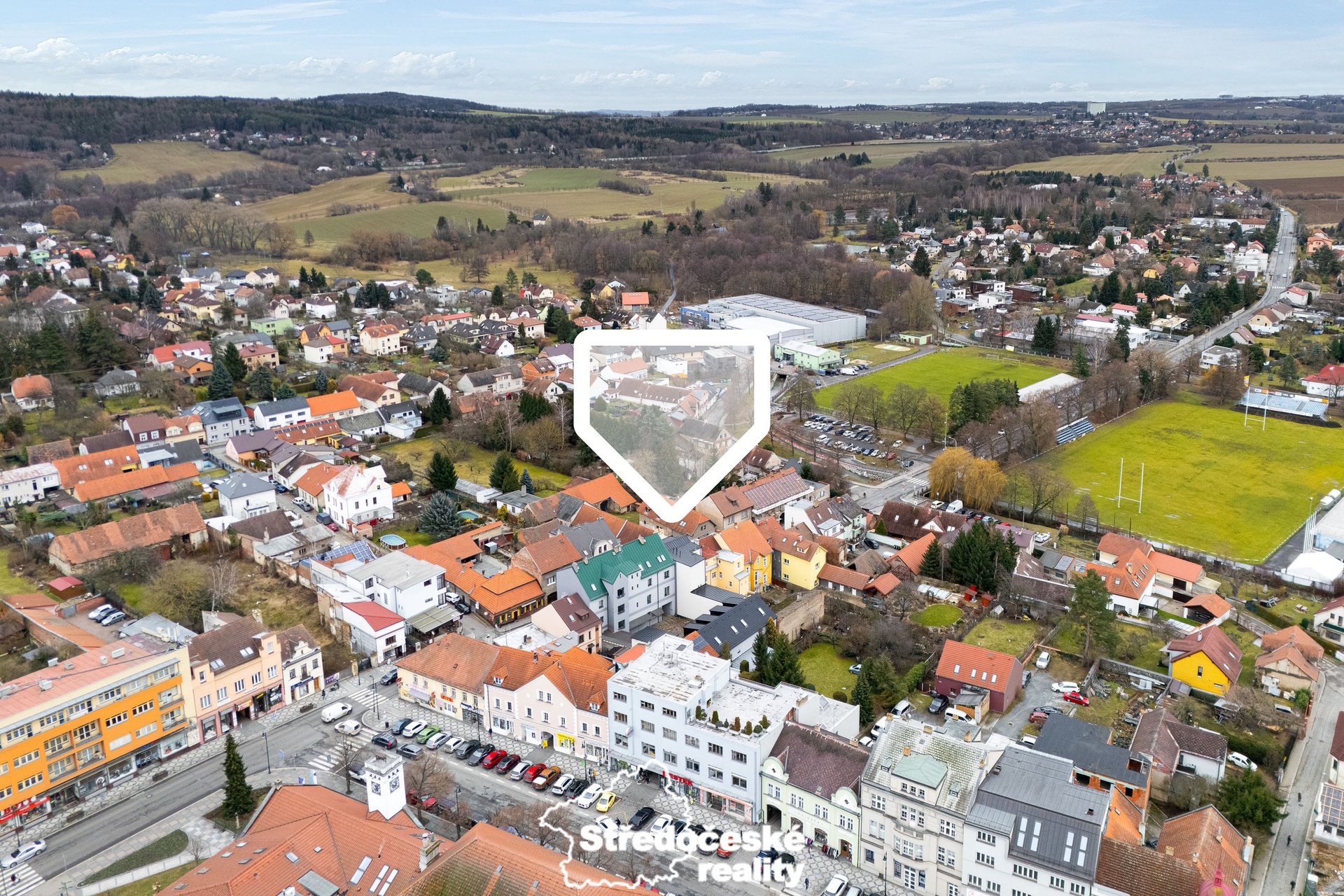 pohled na dům a okolí