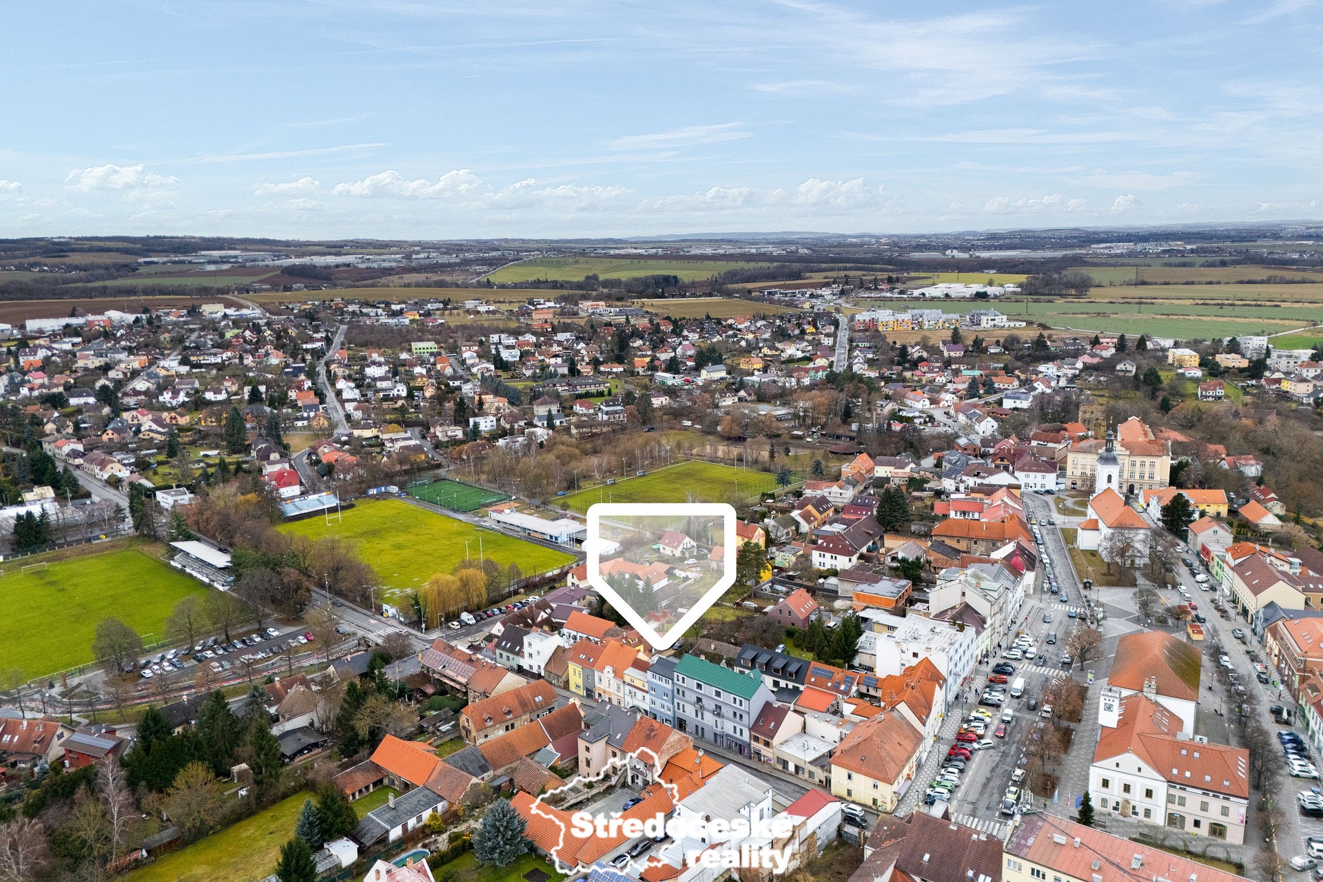 pohled na dům a okolí