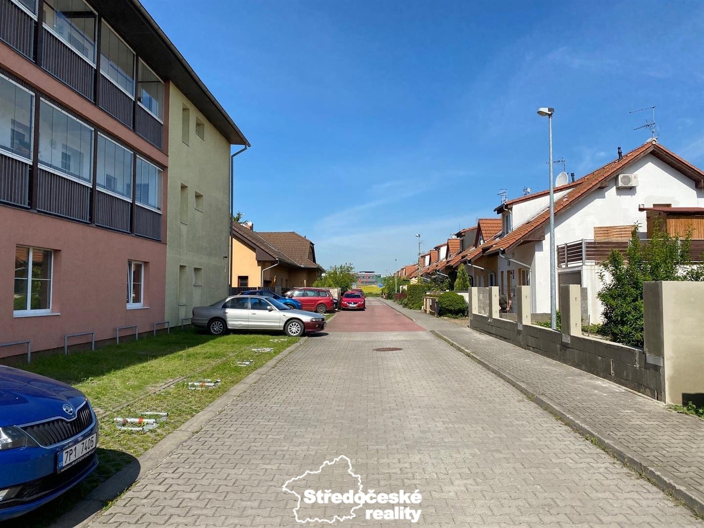 pohled na ulici a parkování