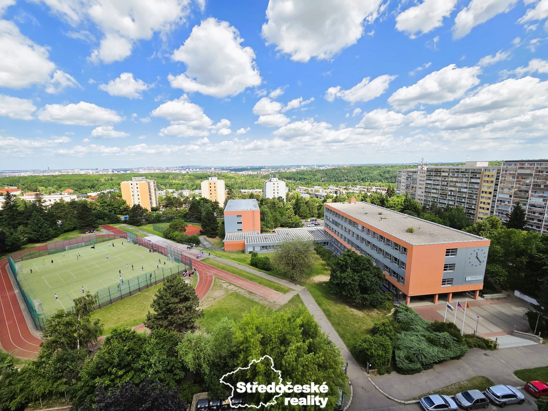 Výhled ze spol. chodby