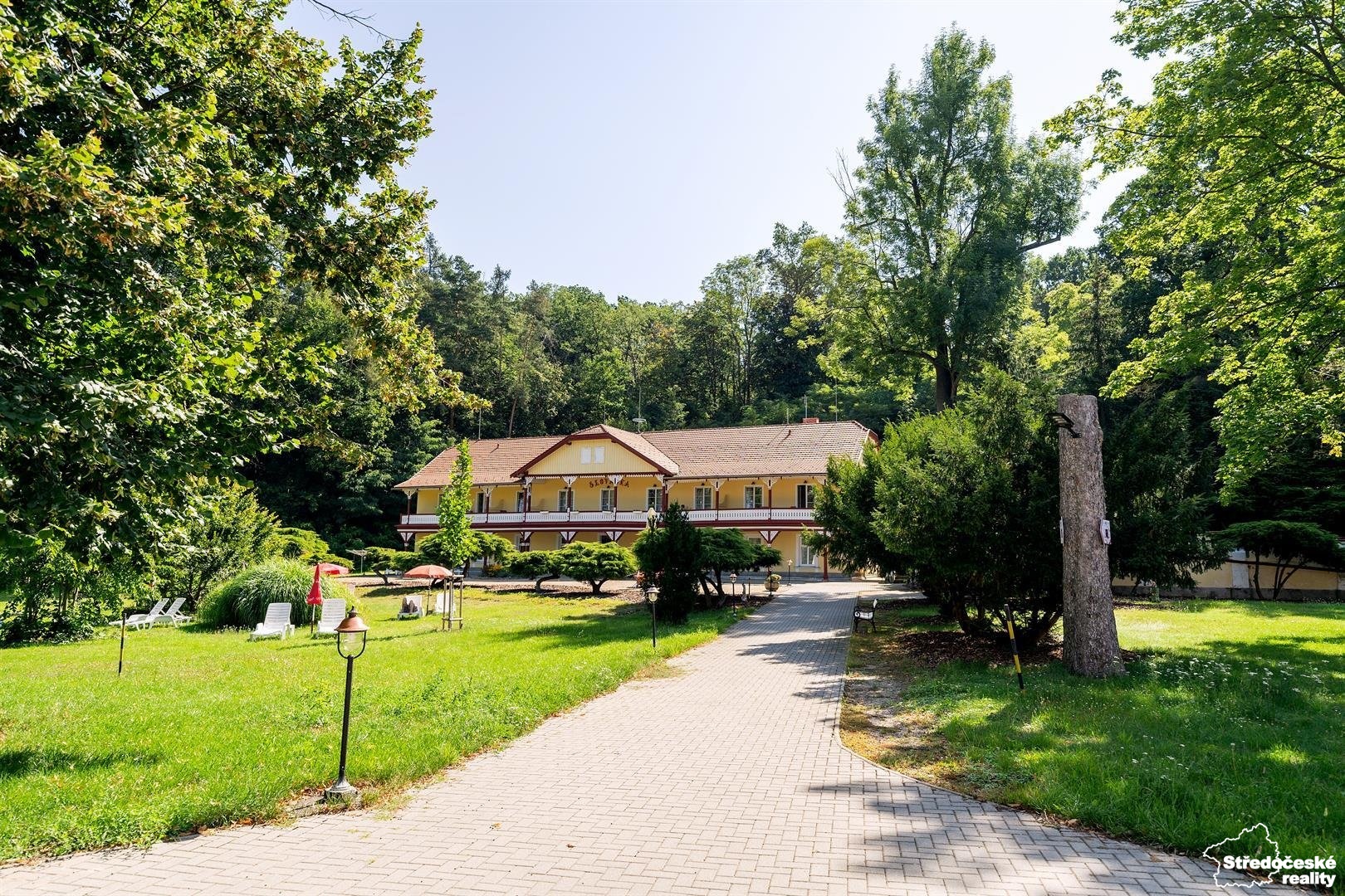 areál Lázně Mšené a.s. _park a budova Slovanka.jpg