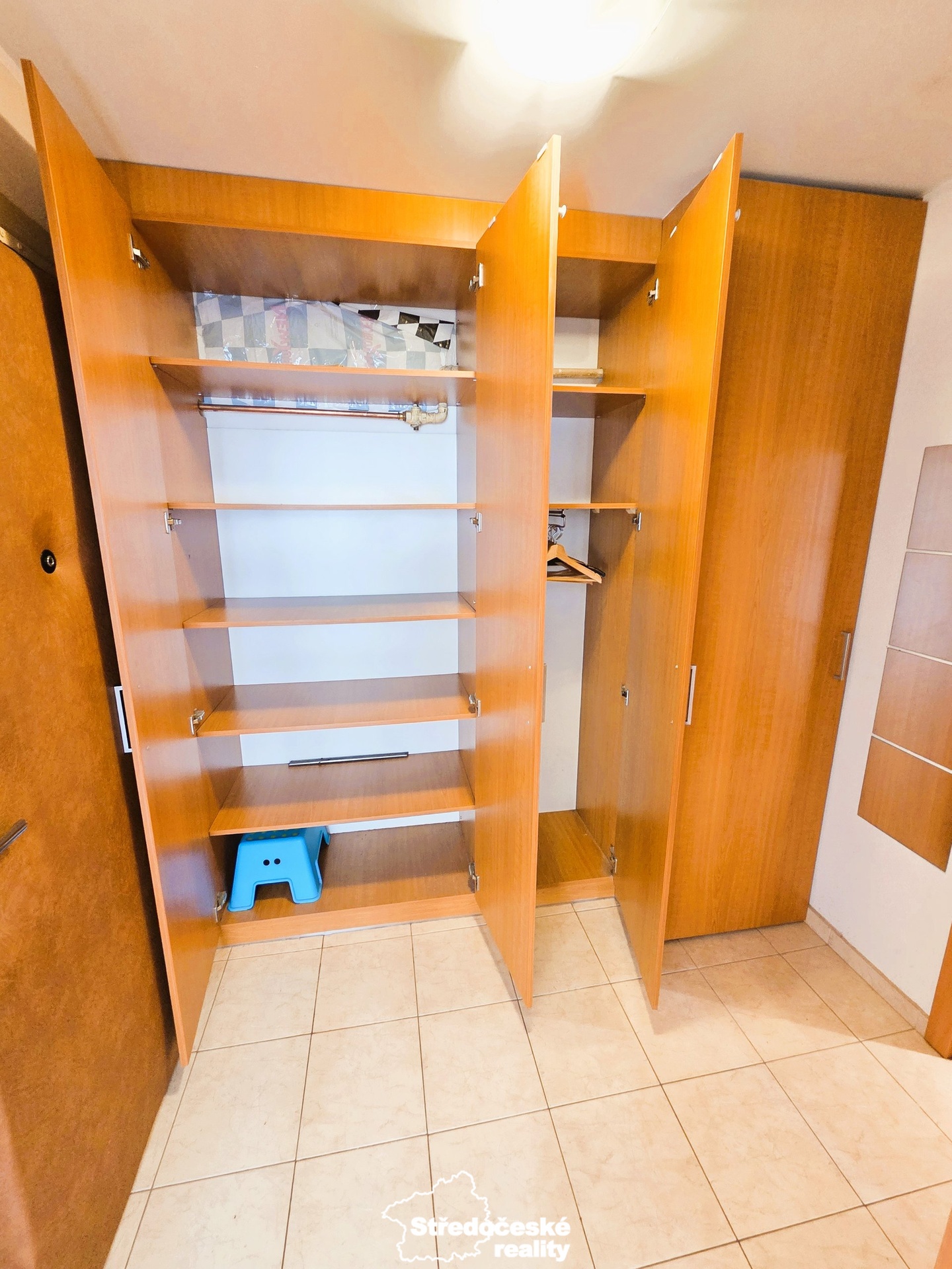 Vestavné skříně v chodbě