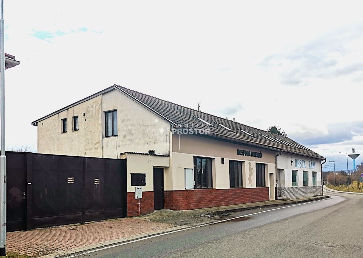 pohled na dům z ulice