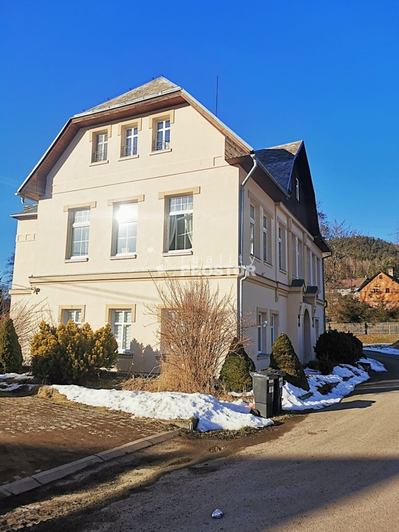 dům od parkoviště