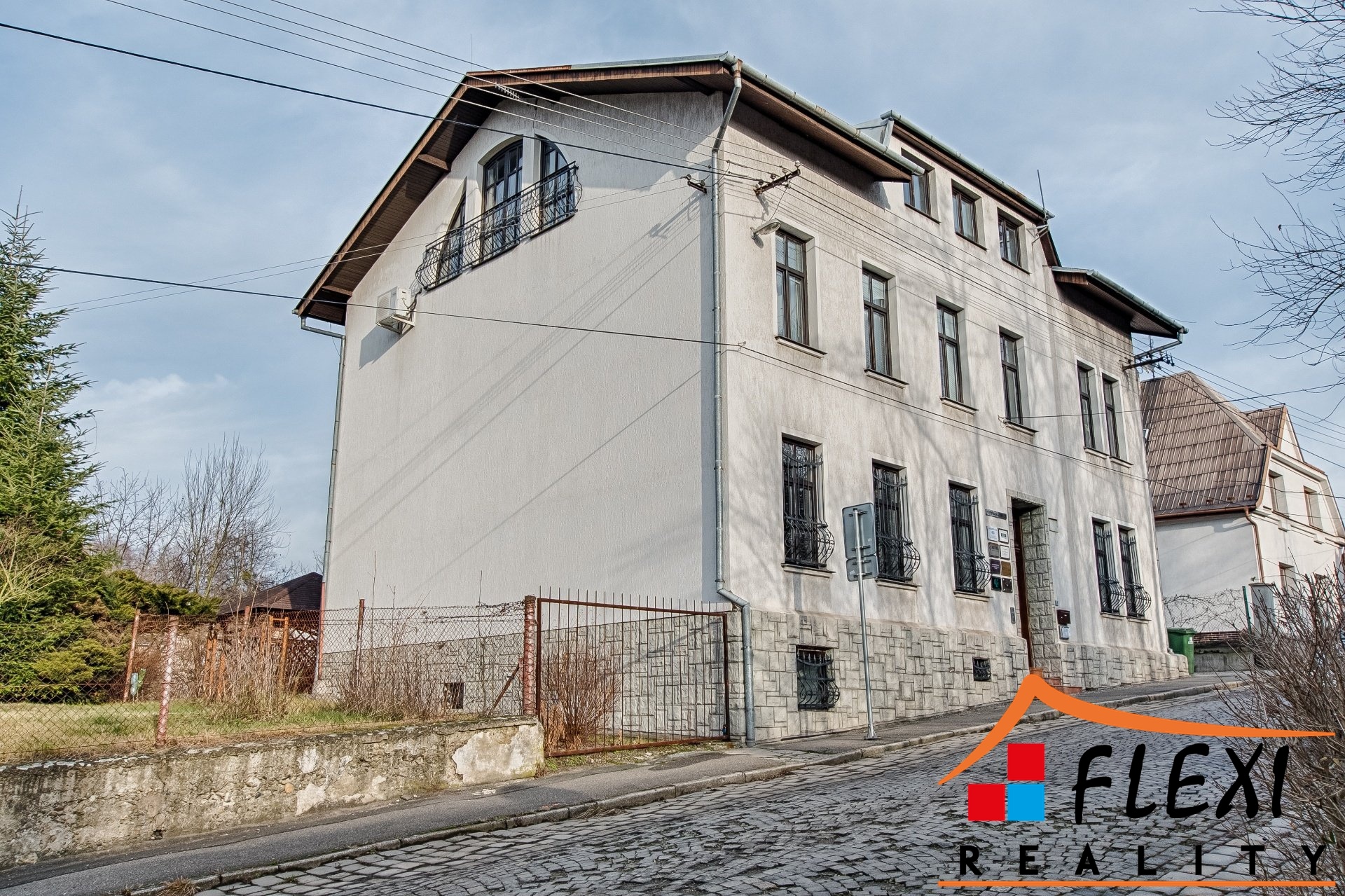 pronajem-komercniho-prostoru-334-m2-ul-hradni-slez