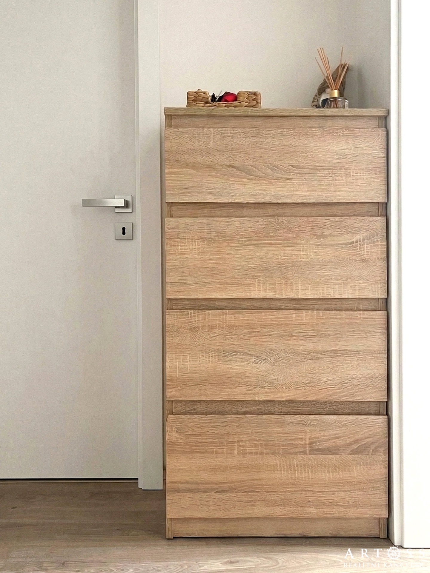 skříňka předsíň