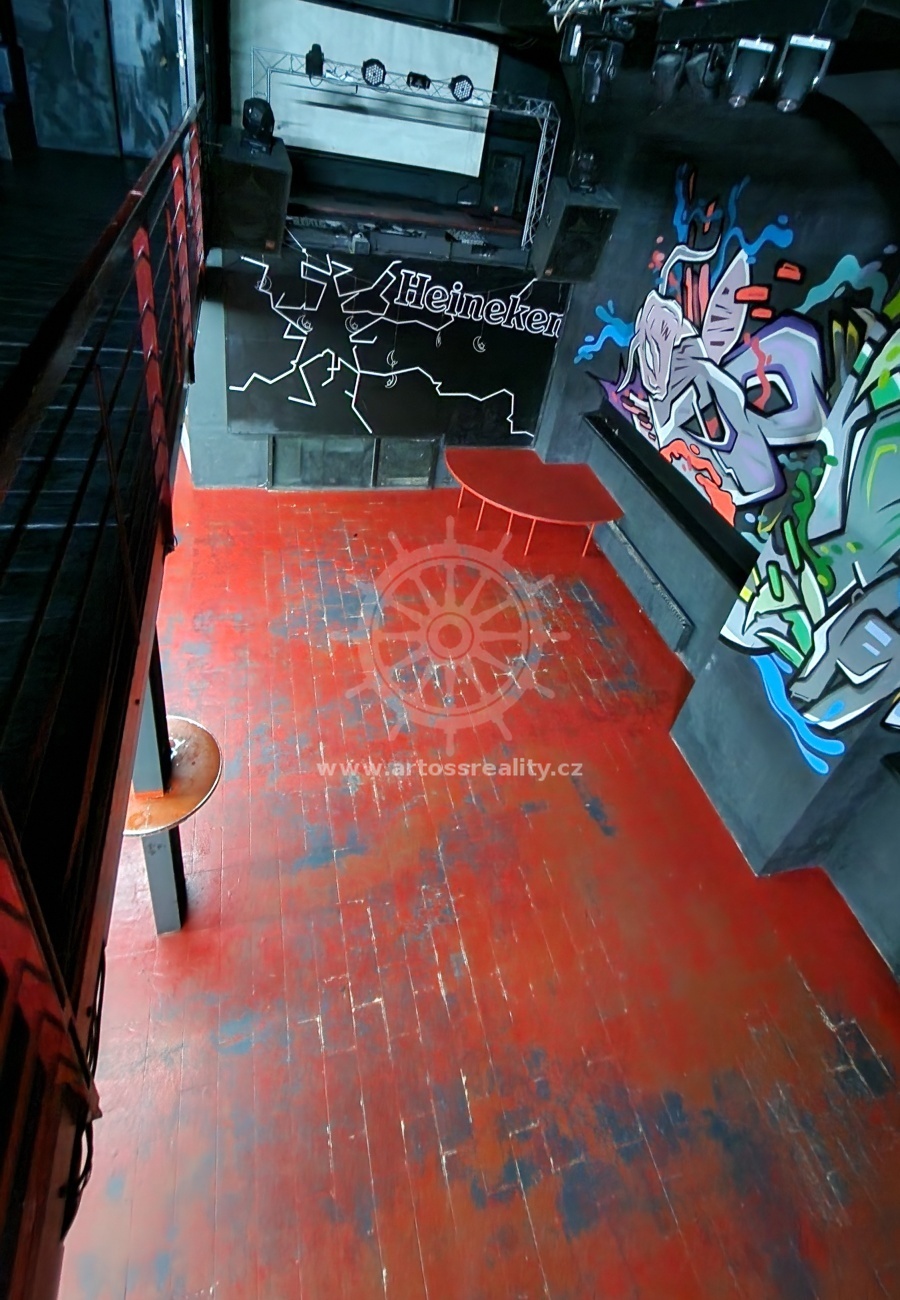 Pohled z galerie v 1. patře na parket v přízemí