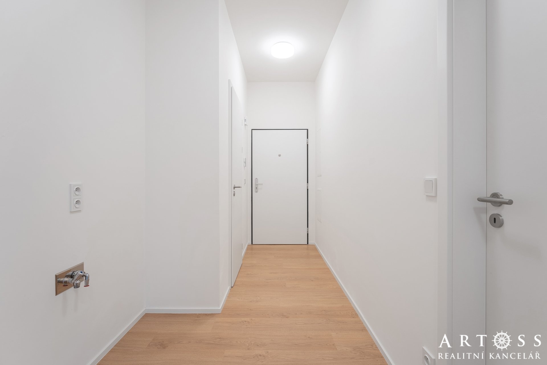 Pohořelice chodba pohled z obývacího pokoje