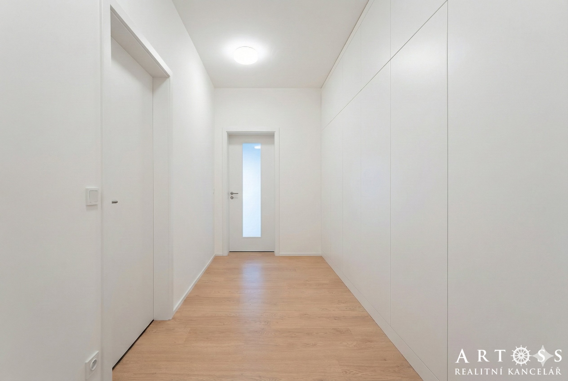 vizualizace chodba s vestavěnou skříní