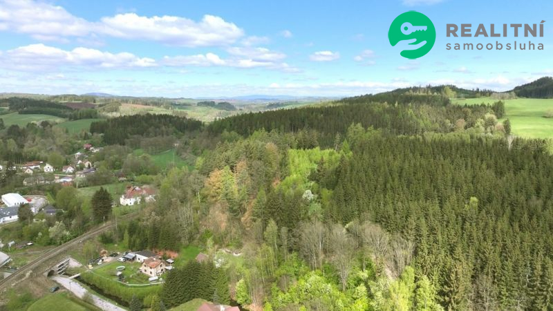 Rovinatá stavební parcela cca 350 m2 s rozlehlou zahradou