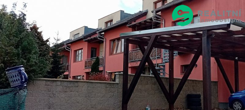 Moderní dvoupatrový byt v kouzelné lokalitě. 4+kk v Řitce, která sousedí s CHKO Brdy