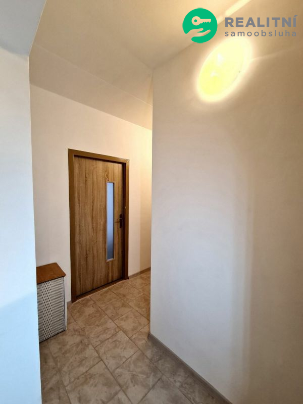 Pronájem bytu 2+kk 49 m², Strakonice, Obránců míru, 9 980 Kč/měs. Zrekonstruovaný, částečně zařízen, volný ihned.