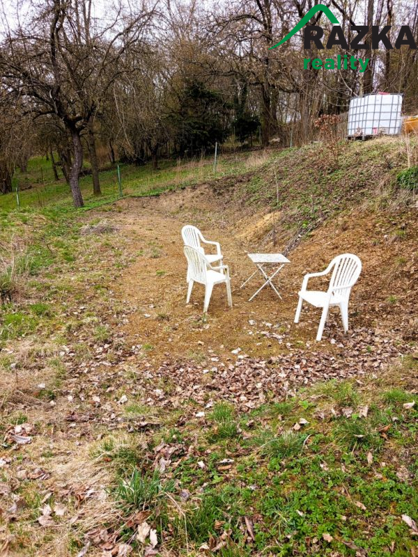 Zahrada v klidné části zahrádkářské kolonie v Doma