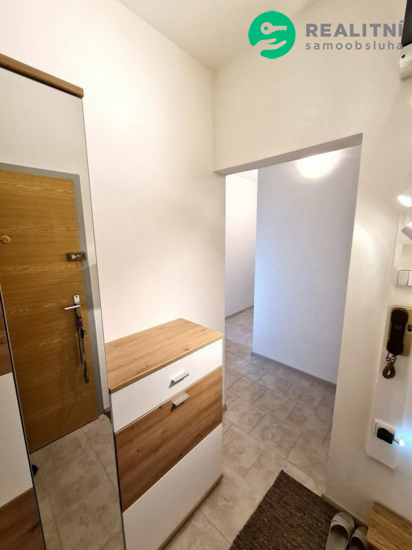 Pronájem bytu 2+kk 49 m², Strakonice, Obránců míru, 9 980 Kč/měs. Zrekonstruovaný, částečně zařízen, volný ihned.