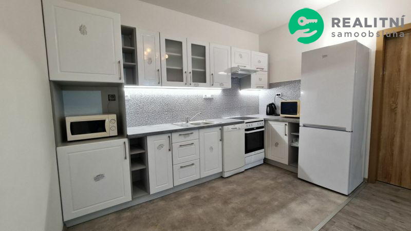 Pronájem bytu 2+kk 49 m², Strakonice, Obránců míru, 9 980 Kč/měs. Zrekonstruovaný, částečně zařízen, volný ihned.