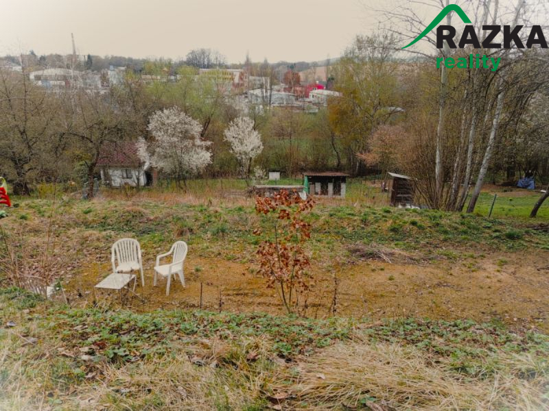 Zahrada v klidné části zahrádkářské kolonie v Doma