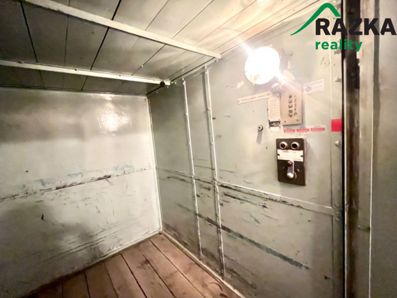 Komerční prostory (sklad, výroba) v Tachově, ul. Školní