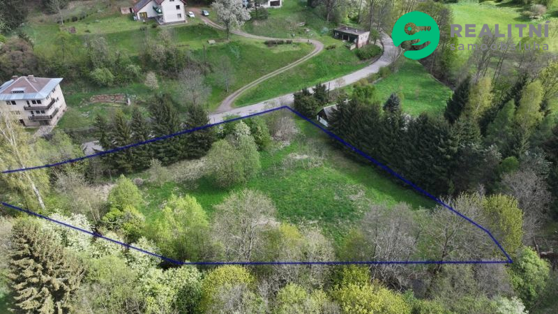 Rovinatá stavební parcela cca 350 m2 s rozlehlou zahradou
