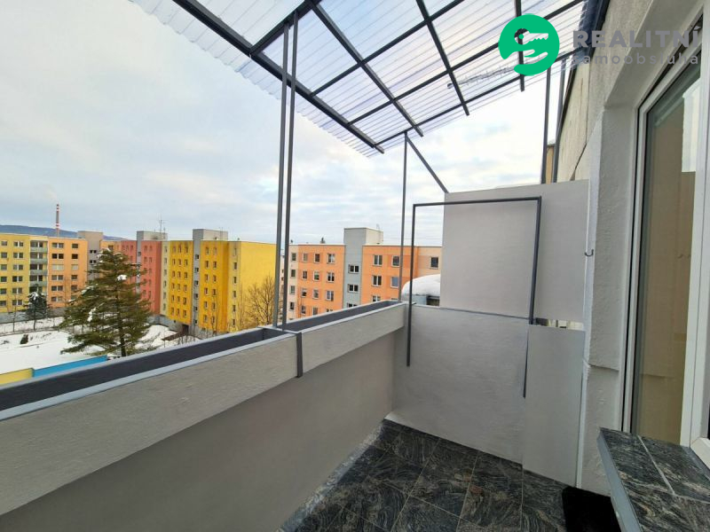 Pronájem bytu 2+kk 49 m², Strakonice, Obránců míru, 9 980 Kč/měs. Zrekonstruovaný, částečně zařízen, volný ihned.