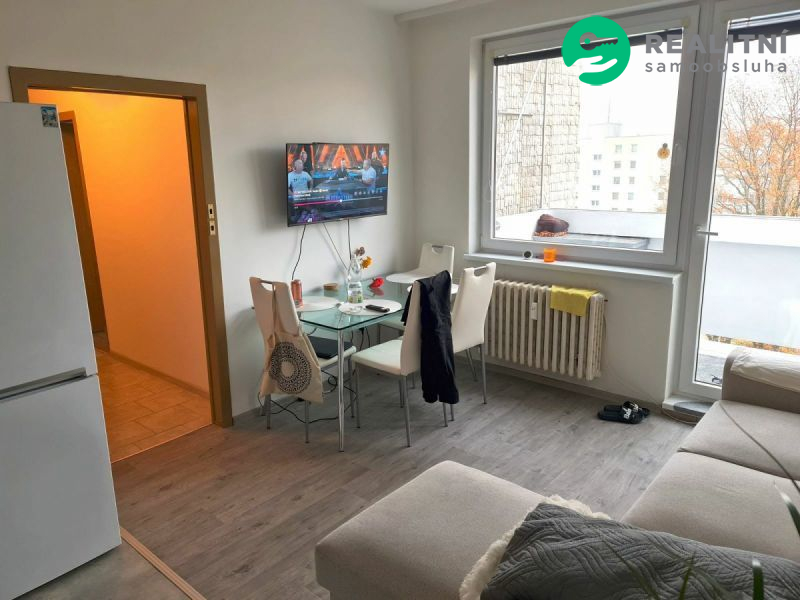 Pronájem bytu 2+kk 49 m², Strakonice, Obránců míru, 9 980 Kč/měs. Zrekonstruovaný, částečně zařízen, volný ihned.
