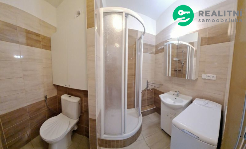 Pronájem bytu 2+kk 49 m², Strakonice, Obránců míru, 9 980 Kč/měs. Zrekonstruovaný, částečně zařízen, volný ihned.