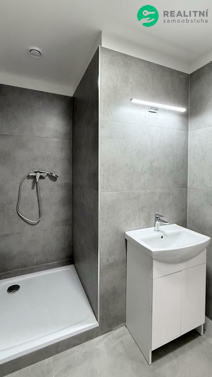 Nájem skladu či výroby 600 m2, velká venkovní ploc