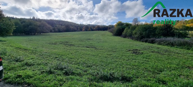 400 ha zemědělské půdy, včetně statku a stavebních