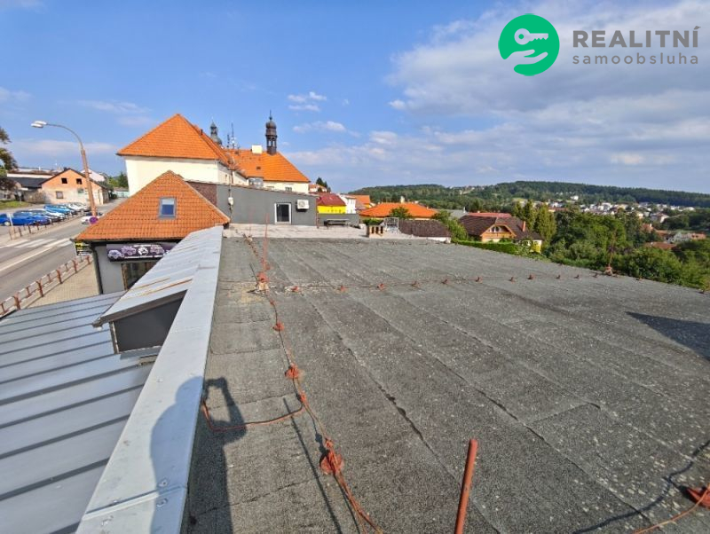 Obchodní prostor + byt + střešní byty - Rudolfov - Č.B.