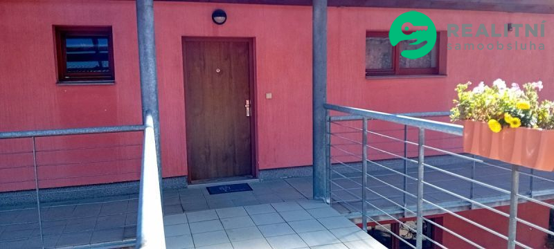 Moderní dvoupatrový byt v kouzelné lokalitě. 4+kk v Řitce, která sousedí s CHKO Brdy