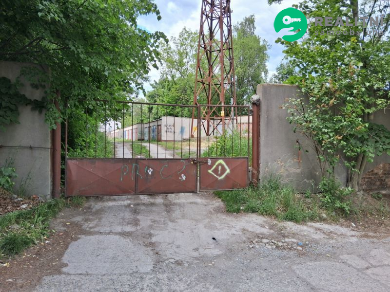 Garáž Plzeň, Slovany se spoluvlastnickým podílem na dvoře