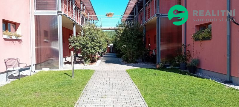 Moderní dvoupatrový byt v kouzelné lokalitě. 4+kk v Řitce, která sousedí s CHKO Brdy