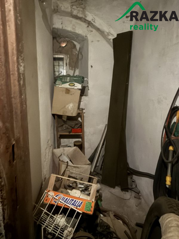 Rodinný dům k rekonstrukci - obec Popovice u Poutnova 