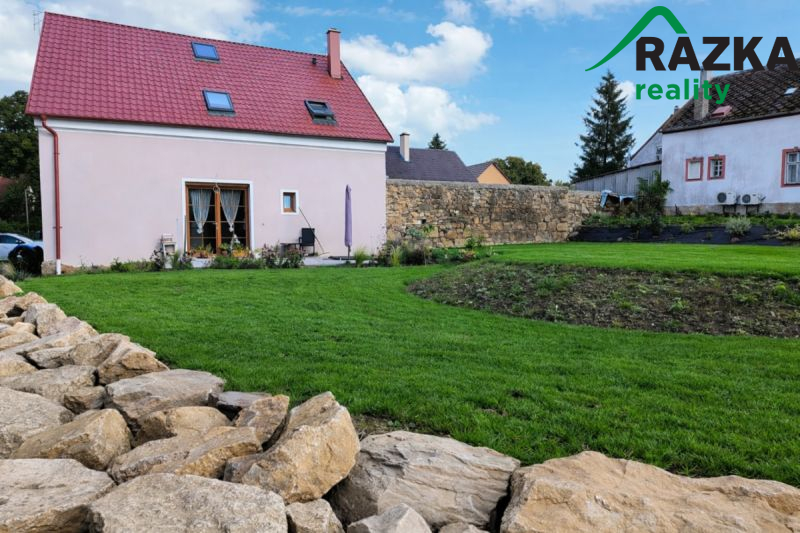 Dům po rekonstrukci, klid venkova, město na dosah - Olbramov