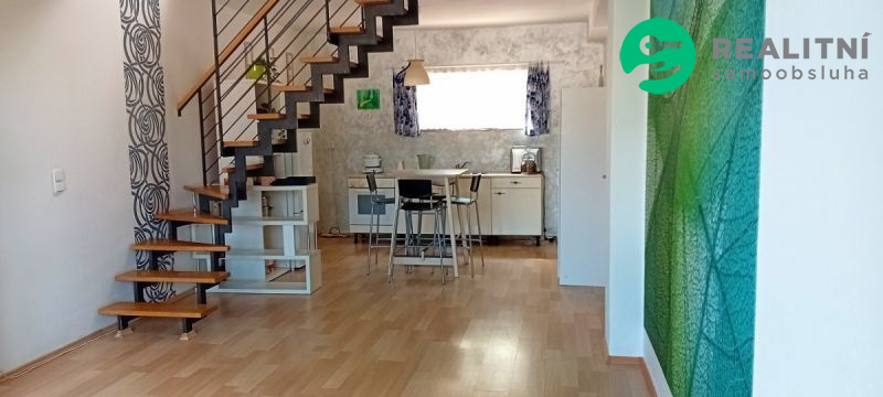 Moderní dvoupatrový byt v kouzelné lokalitě. 4+kk v Řitce, která sousedí s CHKO Brdy