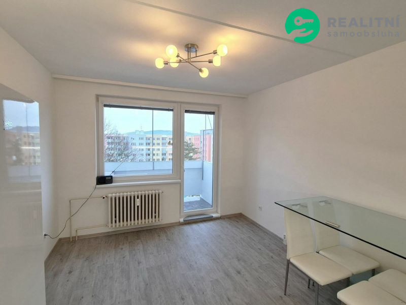 Pronájem bytu 2+kk 49 m², Strakonice, Obránců míru, 9 980 Kč/měs. Zrekonstruovaný, částečně zařízen, volný ihned.