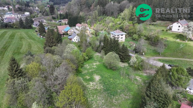 Rovinatá stavební parcela cca 350 m2 s rozlehlou zahradou