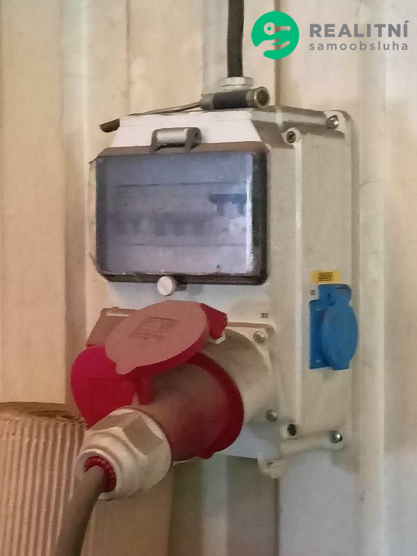 Nájem haly 900 m2, moderní kanceláře, u RUDNÉ, Praha západ