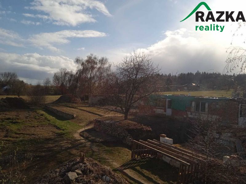 Rozestavěná stavba na  pozemku 4 866 m&sup2;  Domaslav