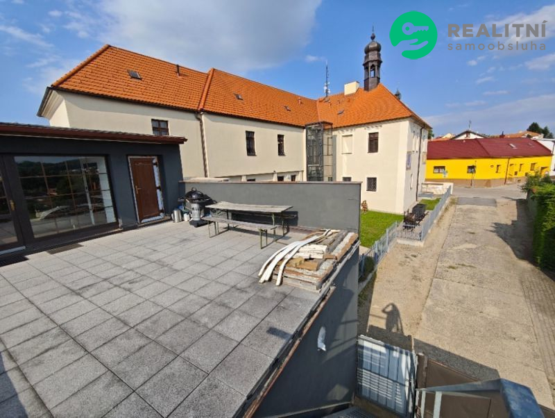 Obchodní prostor + byt + střešní byty - Rudolfov - Č.B.