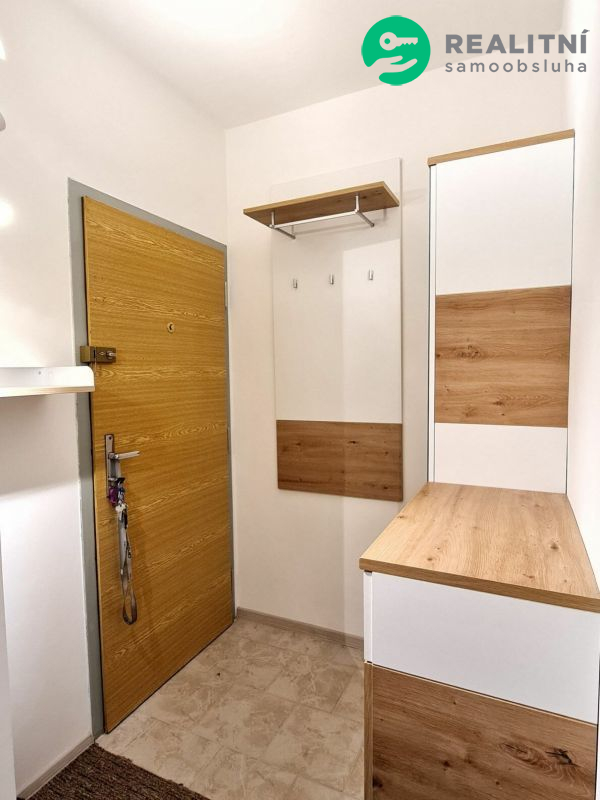 Pronájem bytu 2+kk 49 m², Strakonice, Obránců míru, 9 980 Kč/měs. Zrekonstruovaný, částečně zařízen, volný ihned.
