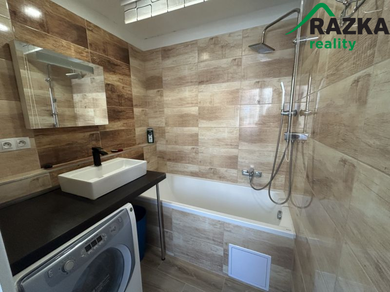 Pronájem bytu 3+1 s lodžií - ul. Fučíkova - Planá 