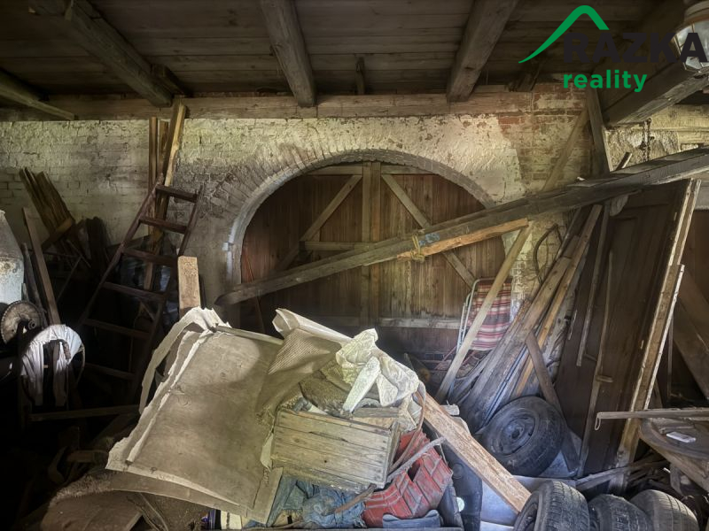 Rodinný dům k rekonstrukci - obec Popovice u Poutnova 