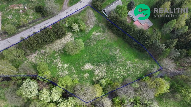 Rovinatá stavební parcela cca 350 m2 s rozlehlou zahradou