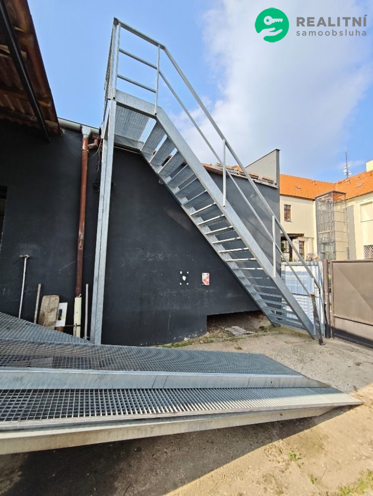 Obchodní prostor + byt + střešní byty - Rudolfov - Č.B.