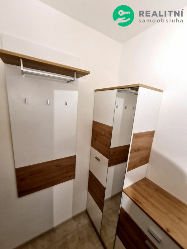 Pronájem bytu 2+kk 49 m², Strakonice, Obránců míru, 9 980 Kč/měs. Zrekonstruovaný, částečně zařízen, volný ihned.