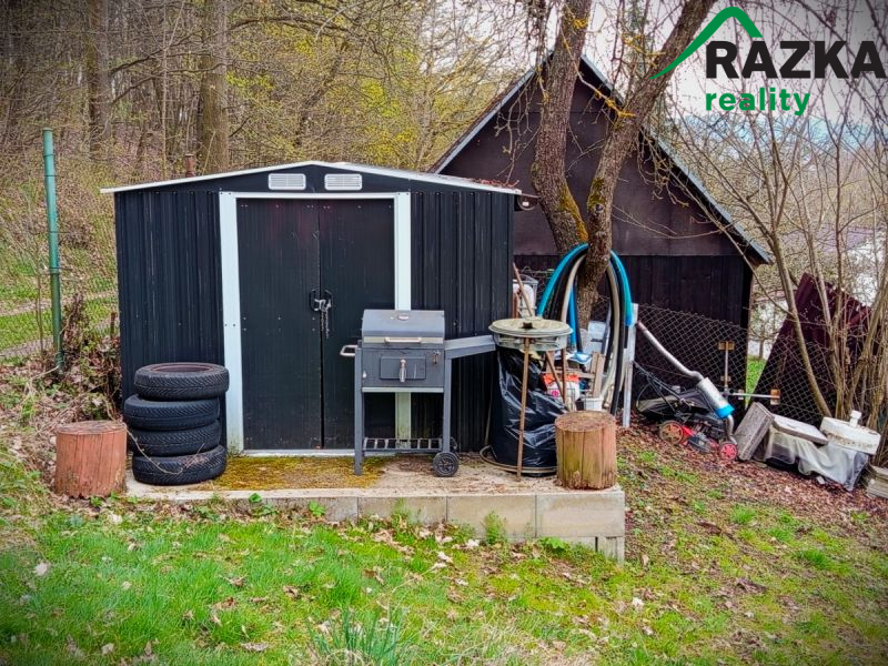 Zahrada v klidné části zahrádkářské kolonie v Doma