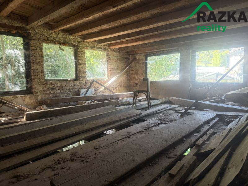 Rodinný dům k rekonstrukci - obec Popovice u Poutnova 